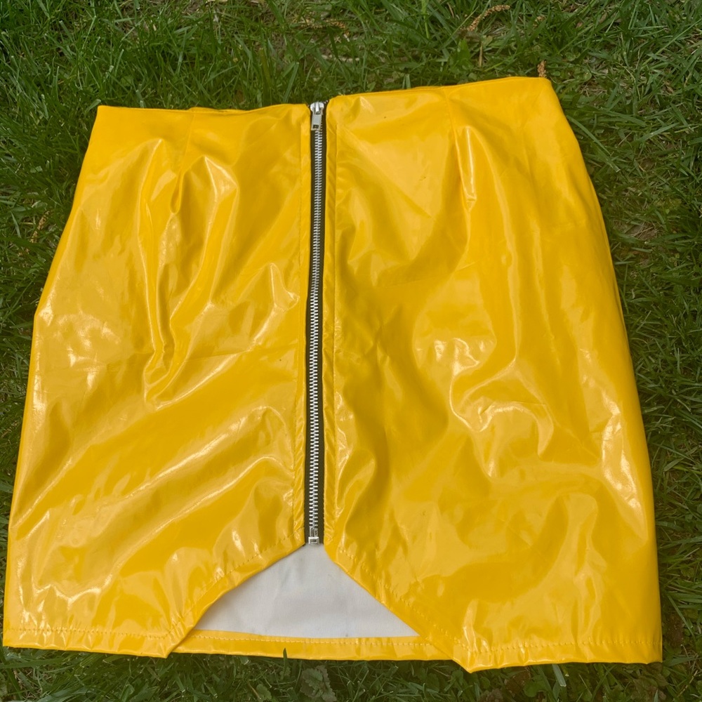 Boohoo yellow skirt, tag says 8 fits like a 4